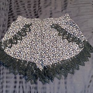 Floral print shorts with black lace trim